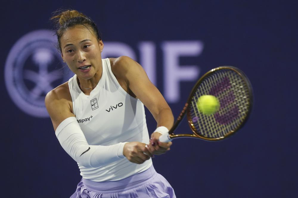 刘璇陪5岁女儿练体操，手持长棍严厉还疲惫，住300平豪宅又大又乱