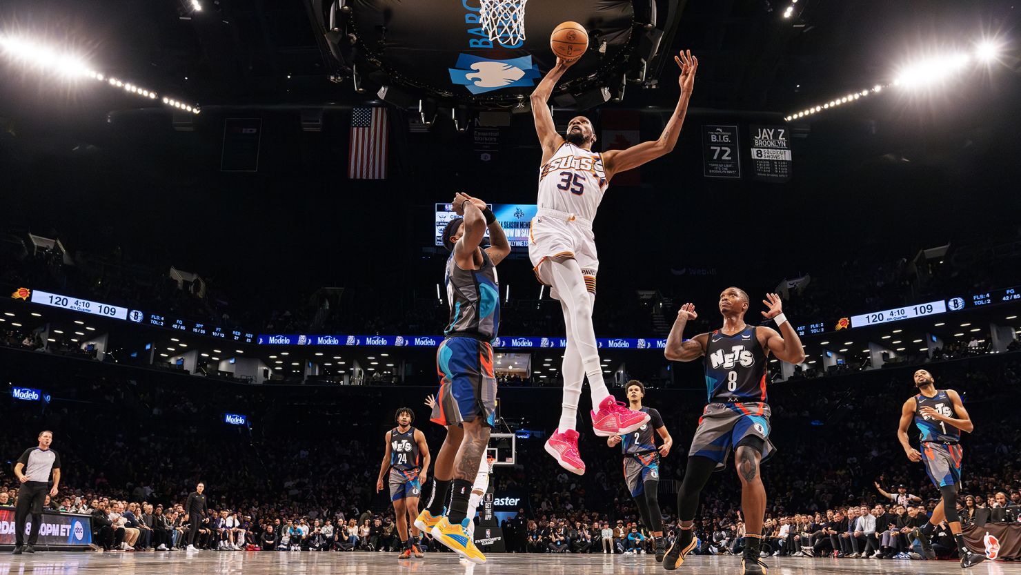 球员赛后把球衣送给癌症小球迷