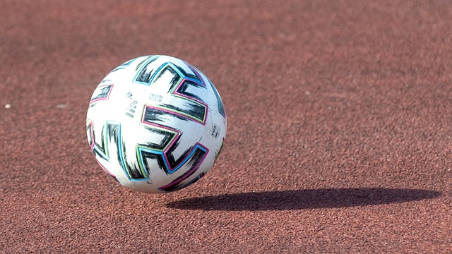 泰州队“苏超”冠军奖杯开启全市巡展，第一站在海陵老街